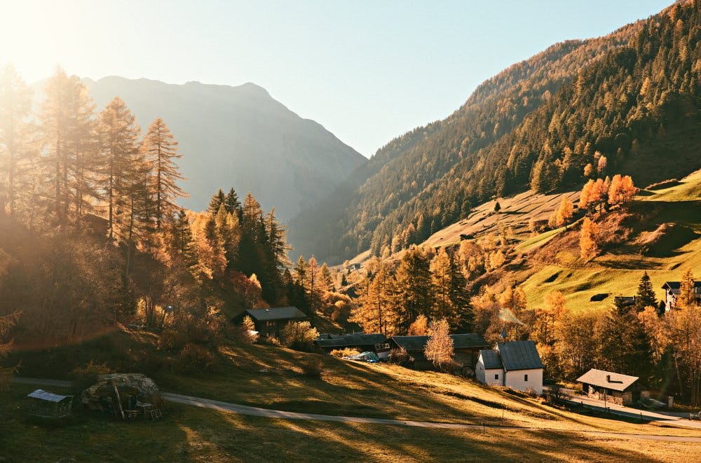 Die Sonne lässt das Binntal goldig erscheinen.