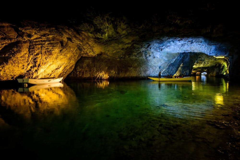 Der grösste natürliche unterirdische See Europas befindet sich zwischen Sion und Sierre.