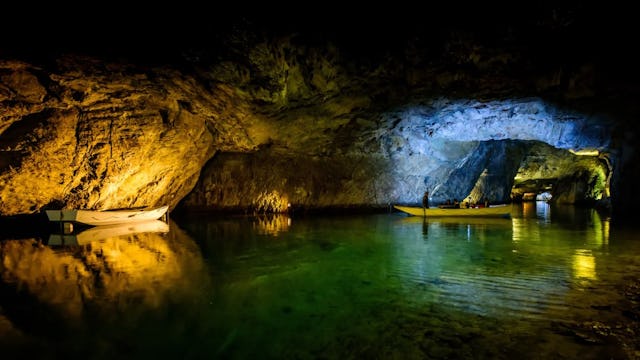 Le plus grand lac souterrain navigable d'Europe est impressionnant! Le plus grand lac souterrain navigable d'Europe est impressionnant!