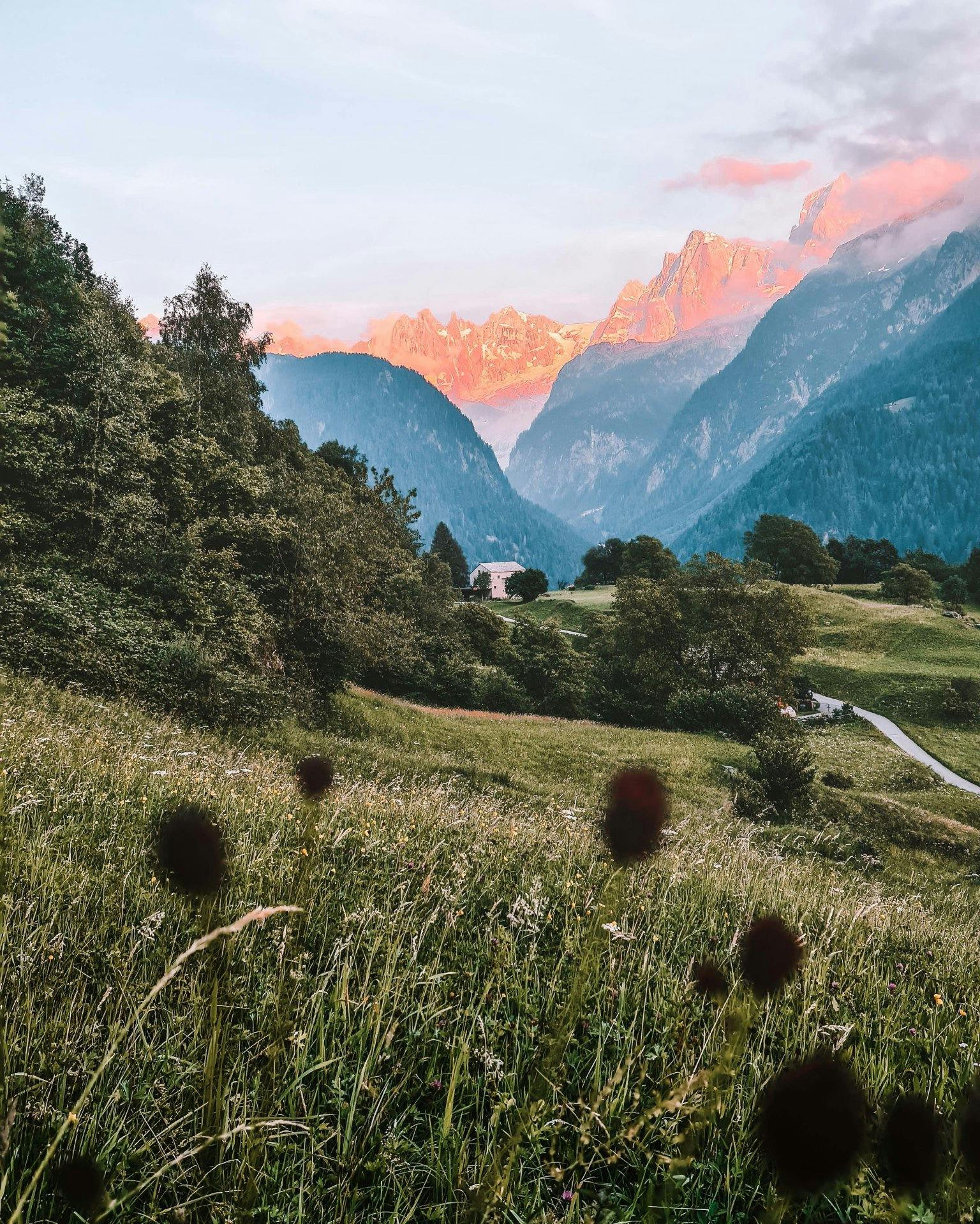 Soglio est un ravissant village de 300 âmes de la commune de Bregaglia situé sur une terrasse de montagne ensoleillée.
