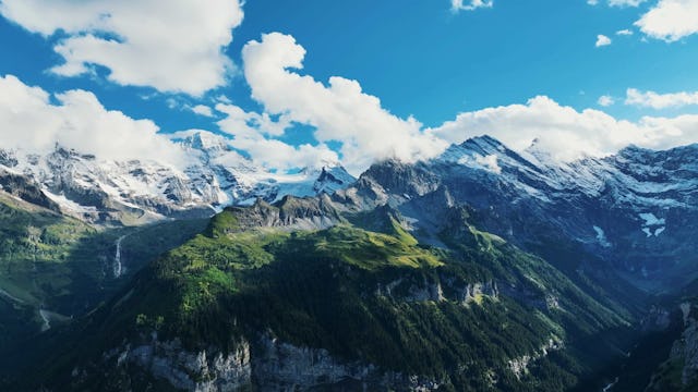Travail agricole avec une vue imprenable.