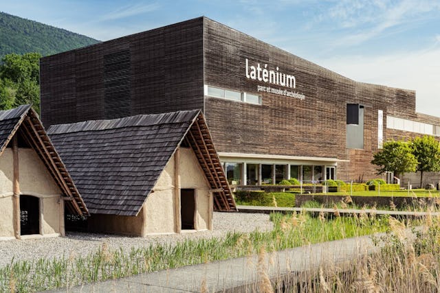 Lerne im Laténium, dem grössten Archäologiemuseum der Schweiz, alles über die Geschichte von der Steinzeit bis zur Neuzeit.