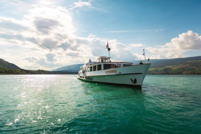 Entdecke das Drei-Seen-Land: Ein Schifft bringt dich vom Bielersee über den Neuenburgersee bis zum Murtensee und umgekehrt.