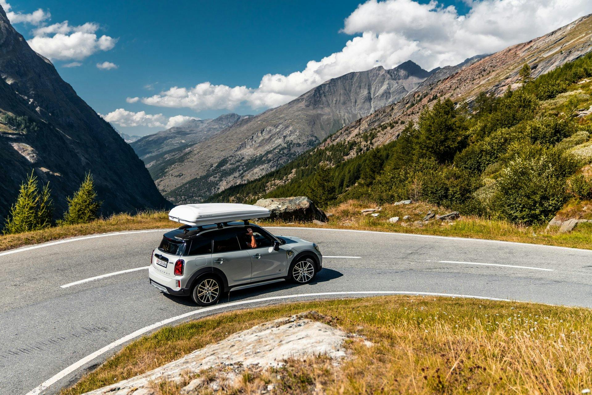 … tester la nouvelle MINI Countryman Plug-in-Hybrid avec tente de toit. Destination: le lac de barrage de Mattmark en Valais. Mon compagnon de jeu: Mike. Je l'appelle Boucle d'or. Sa mission: veiller à ce que j’aie au moins une dose minimale de confort.