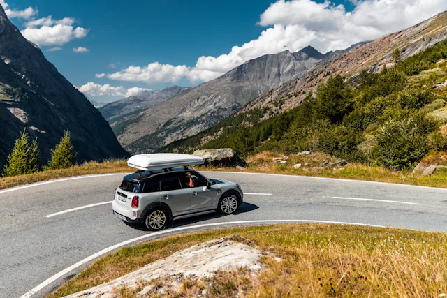 ...den neuen MINI Countryman Plug-in-Hybrid mit Dachzelt testen. Das Ziel: Der Mattmark-Stausee im Wallis. Mit dabei: Mein Gspöndli Mike. Ich nenne ihn Goldlöcklein. Sein Auftrag: Schauen, dass ich wenigstens eine Mindestdosis Komfort erfahre.