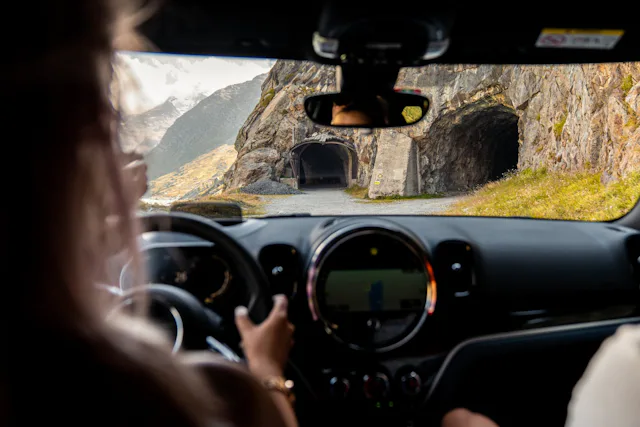 Unser Testauto ist eine Jungfrau. Erst 16 Kilometer hat der sportliche Flitzer hinter sich. Der MINI ist also frisch ab Werk und für mich ein neues Erlebnis. Das Auto ist intelligent. Es gibt bei Bedarf selbständig Gas oder bremst, mit Hilfe des Bordcomputers kann man einstellen, wie oft der Blinker beim Abbiegen blinken soll, wenn man ihn nur antippt. Braucht man das? Nein. Will ich das? Ja!