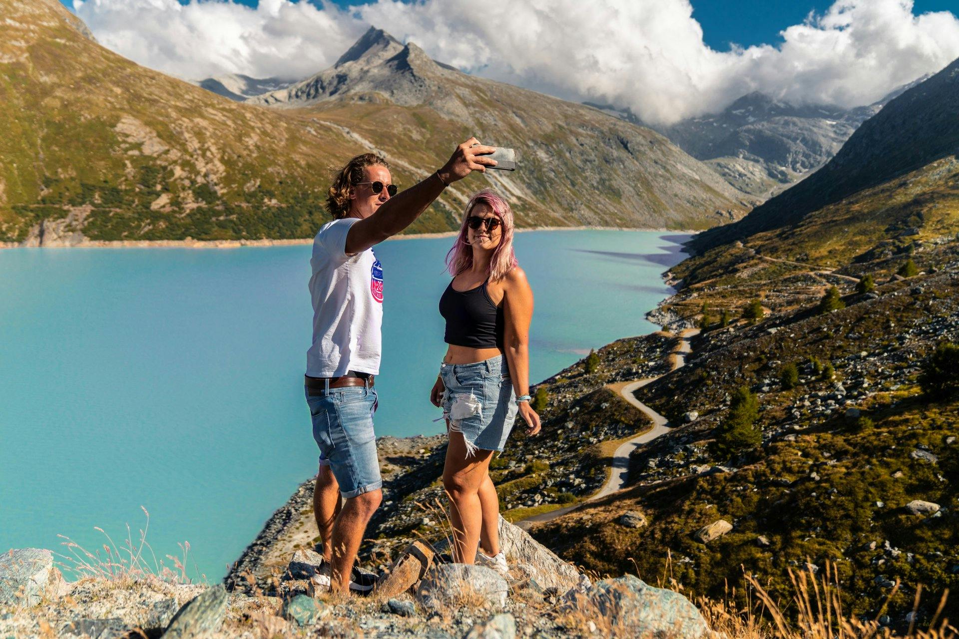 Le lac de barrage est d'une beauté tranquille. Parce qu'il mérite le titre “instagrammable", je laisse l’influenceuse qui est en moi prendre les commandes. Mike a un bon œil pour les spots à selfies, même si pour cela nous devons nous tenir sur un rocher bancal au bord d’un précipice. Que ne ferait-on pas pour Insta!