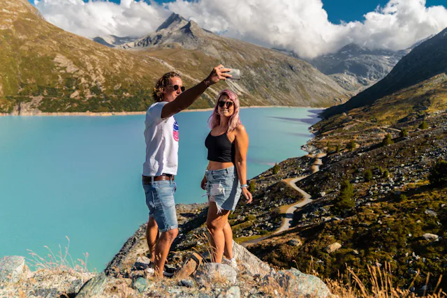 Der Stausee ist eine stille Schönheit. Weil er das Prädikat «instagrammable» verdient, lasse ich die Influencerin raushängen. Mike hat ein gutes Auge für Selfie-Spots, auch wenn wir uns dafür auf einen wackligen Stein am Abgrund stellen müssen. Alles für The Gram!