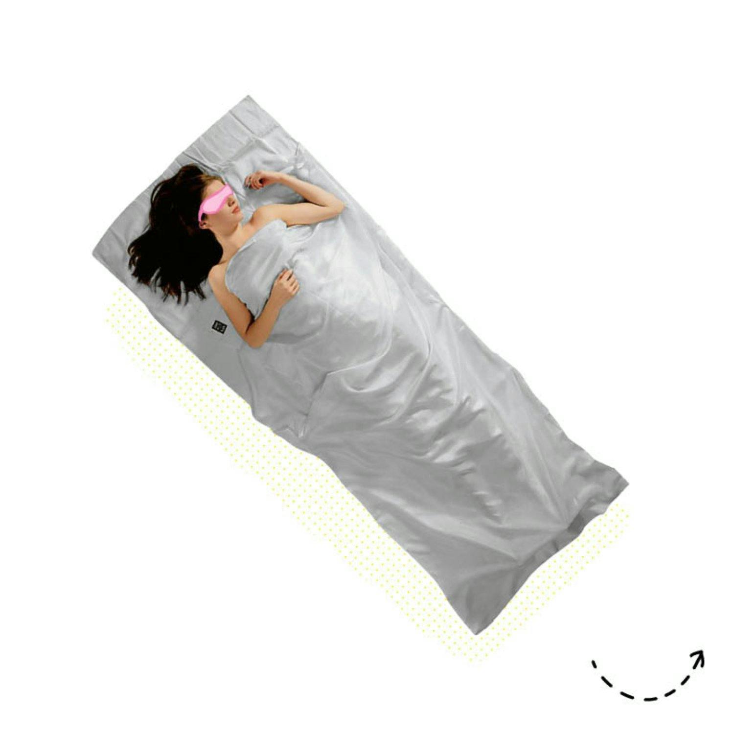 En métamorphose: drap de sac de couchage Cocoon en soie (210 cm), 99 fr. 95, sur microspot.ch.
