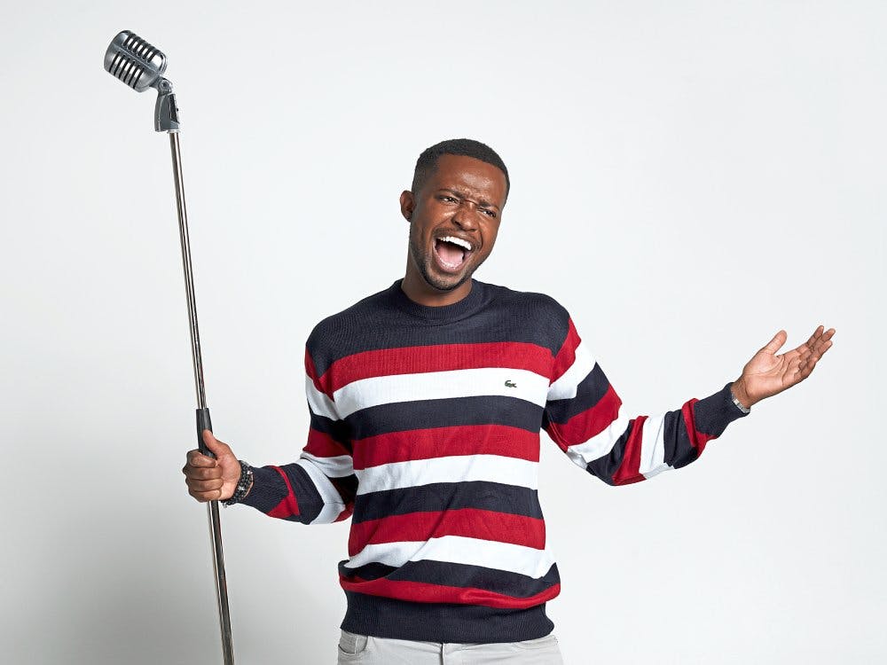 Mit seiner Unbeschwertheit enthüllt Charles Nguela die intimsten Geheimnisse der Schweizer Gesellschaft.