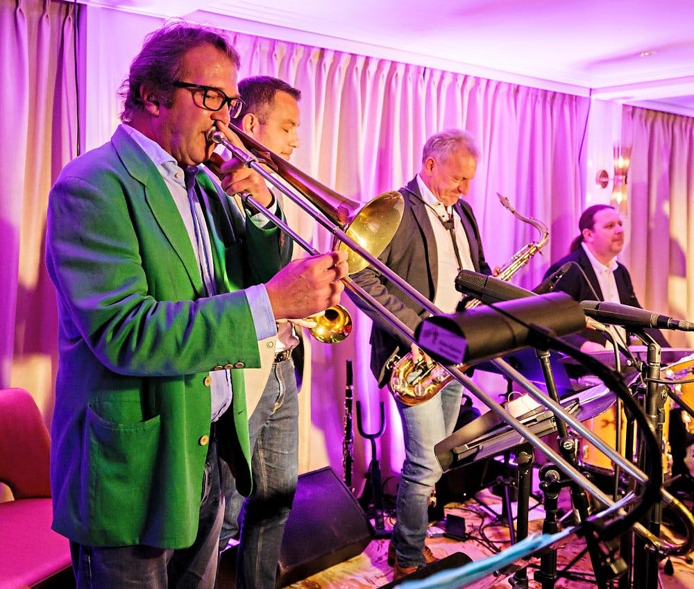 An Bord der «Empress» bringen Max Neissendorfer & Band die unsterblichen Songs Frank Sinatras zum Swingen.