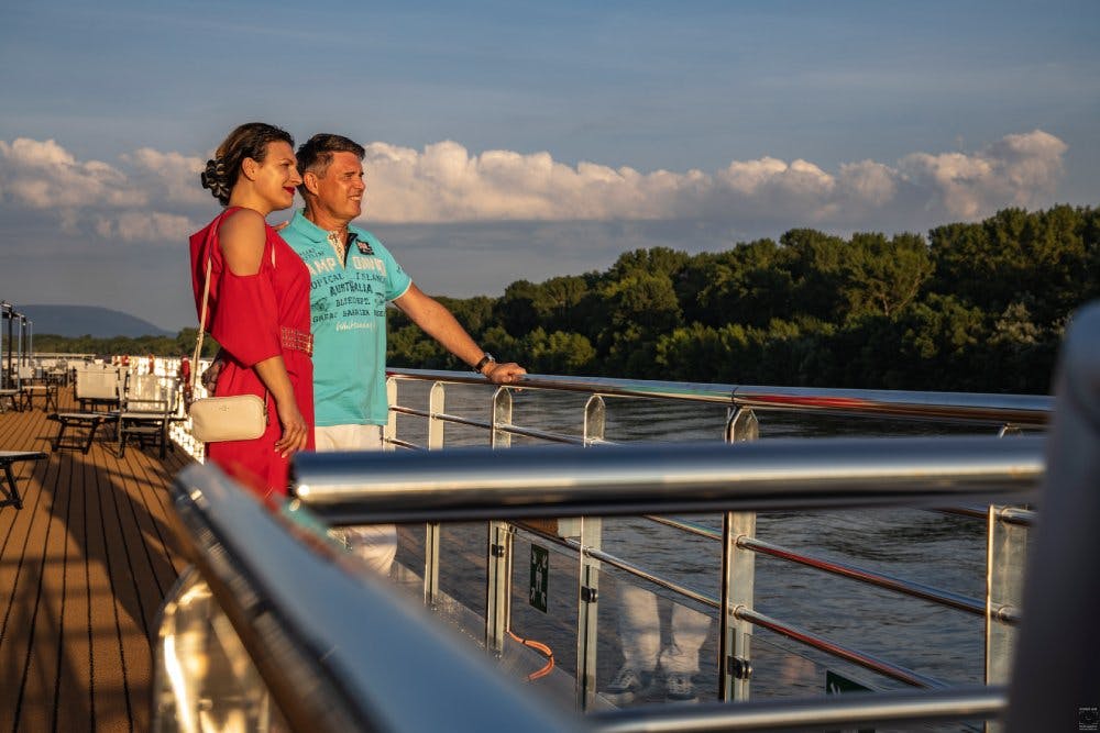 Gemeinsam auf dem Sonnendeck die Abendröte geniessen.