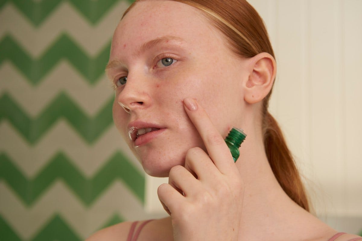 Bei The Body Shop findest du verschiedene Produkte mit Teebaumöl aus fairem Anbau.