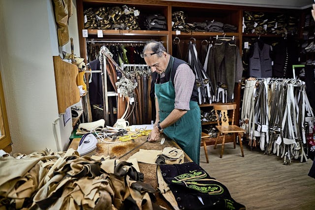 Selbstständige wie dieser Schneider tragen allein die ganze Verantwortung für ihre eigene Alters- und Risikovorsorge.