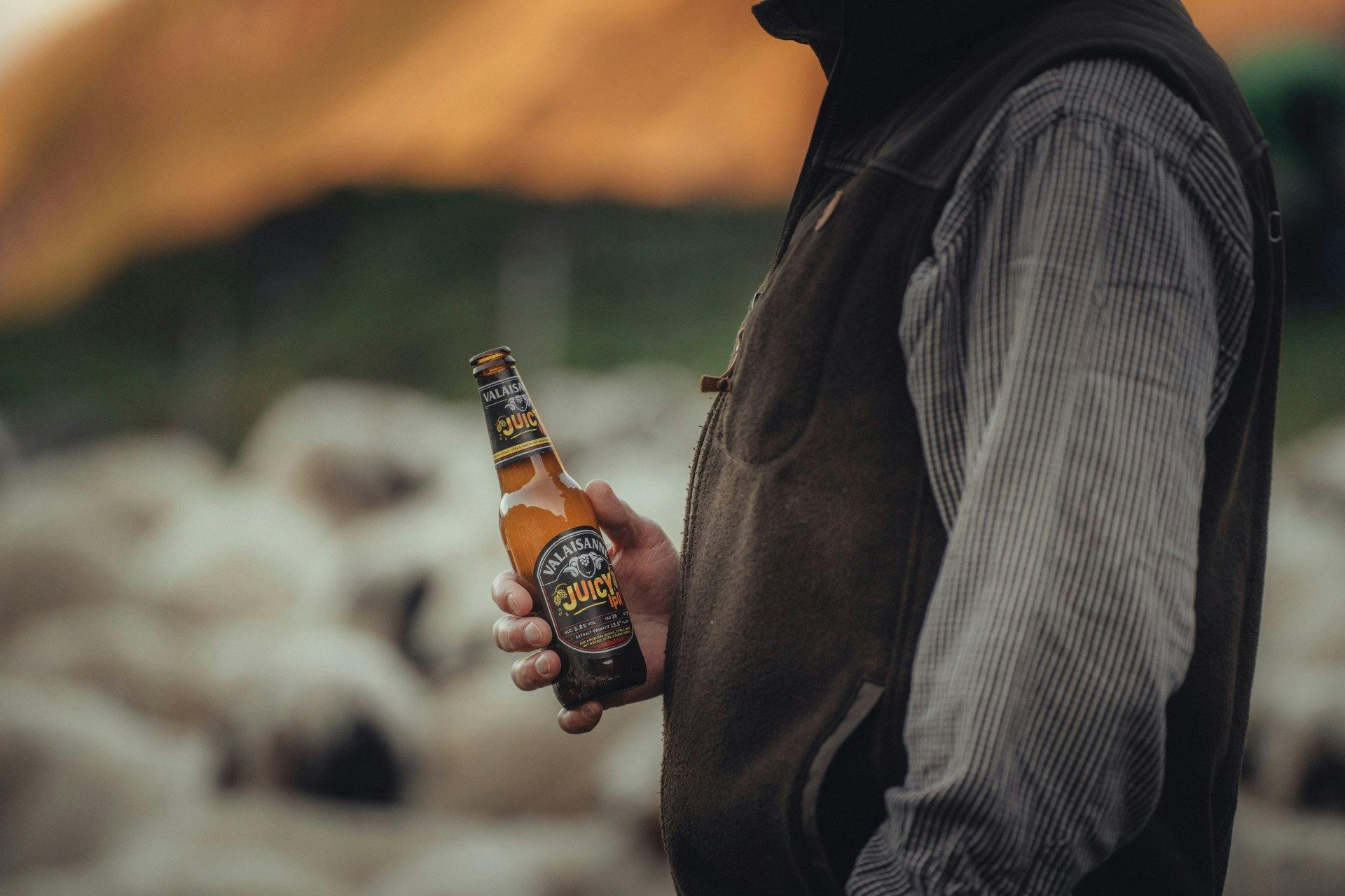 La Juicy IPA, au goût fruité et doux, convient parfaitement pour vivre la traditionnelle désalpe à la fin de l’été.