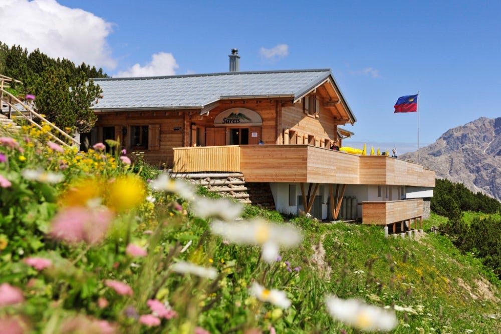 Bergrestaurant Sareis auf 2000 Meter über Meer mit herrlicher Sonnenterrasse.