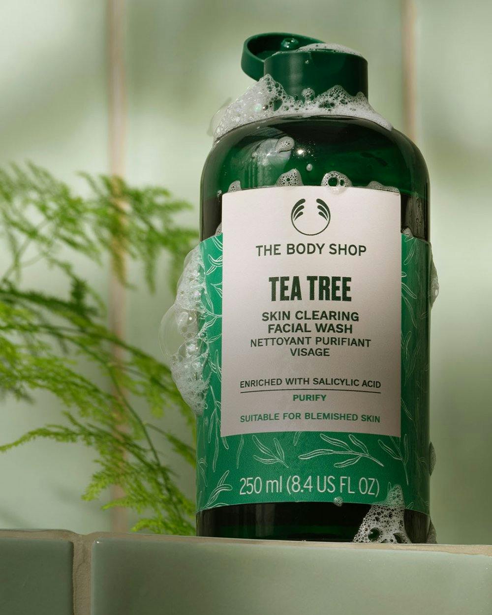 Le Skin Clearing Facial Wash est un bon début pour établir une routine quotidienne de soins de la peau.