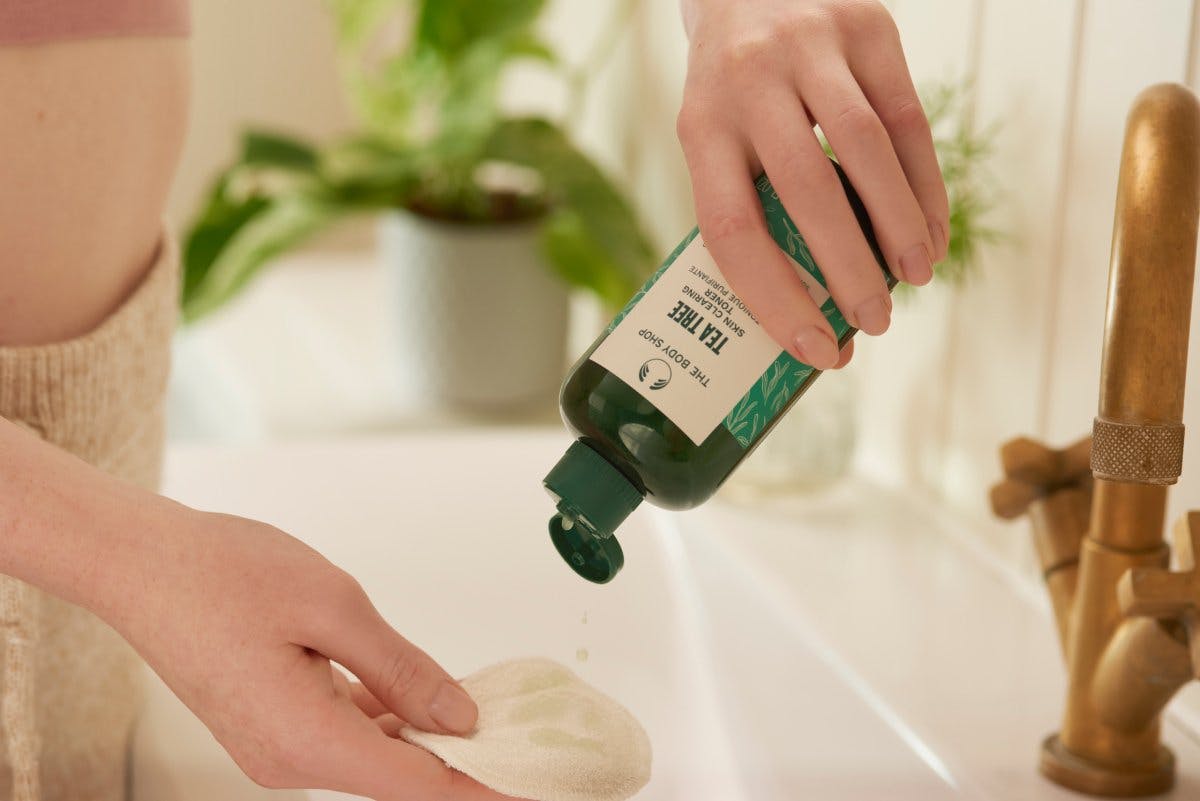 Le Skin Clearing Facial Toner élimine également les résidus sur ta peau.