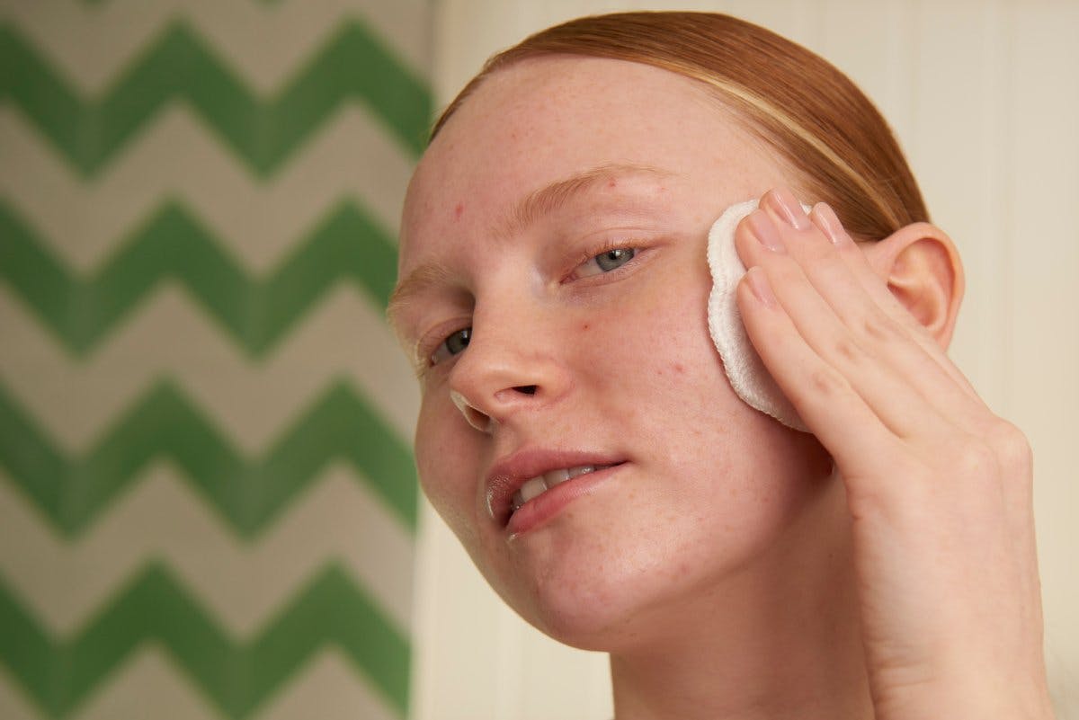 La Daily Solution lutte contre les impuretés de la peau sur le long terme.