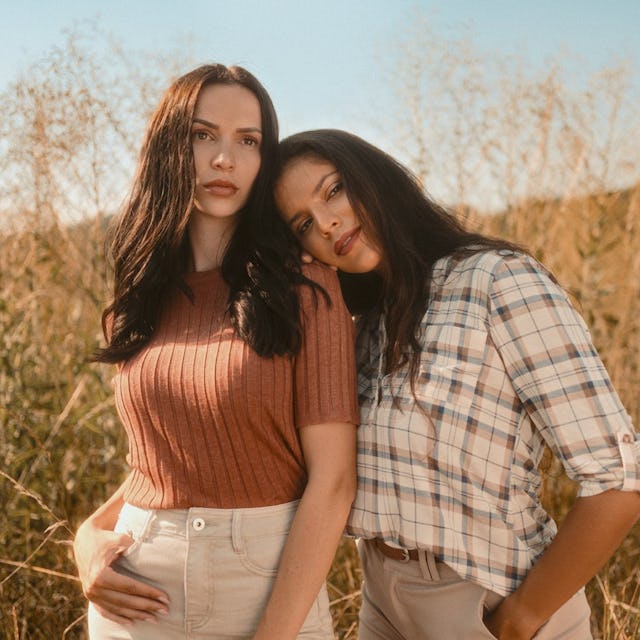 Erinnert an fallendes Herbstlaub in der Sonne: Pullover in Erdton Fr. 14.95 und Karo-Bluse Fr. 19.95 und High-Pants Fr. 29.95 bei Chicorée.