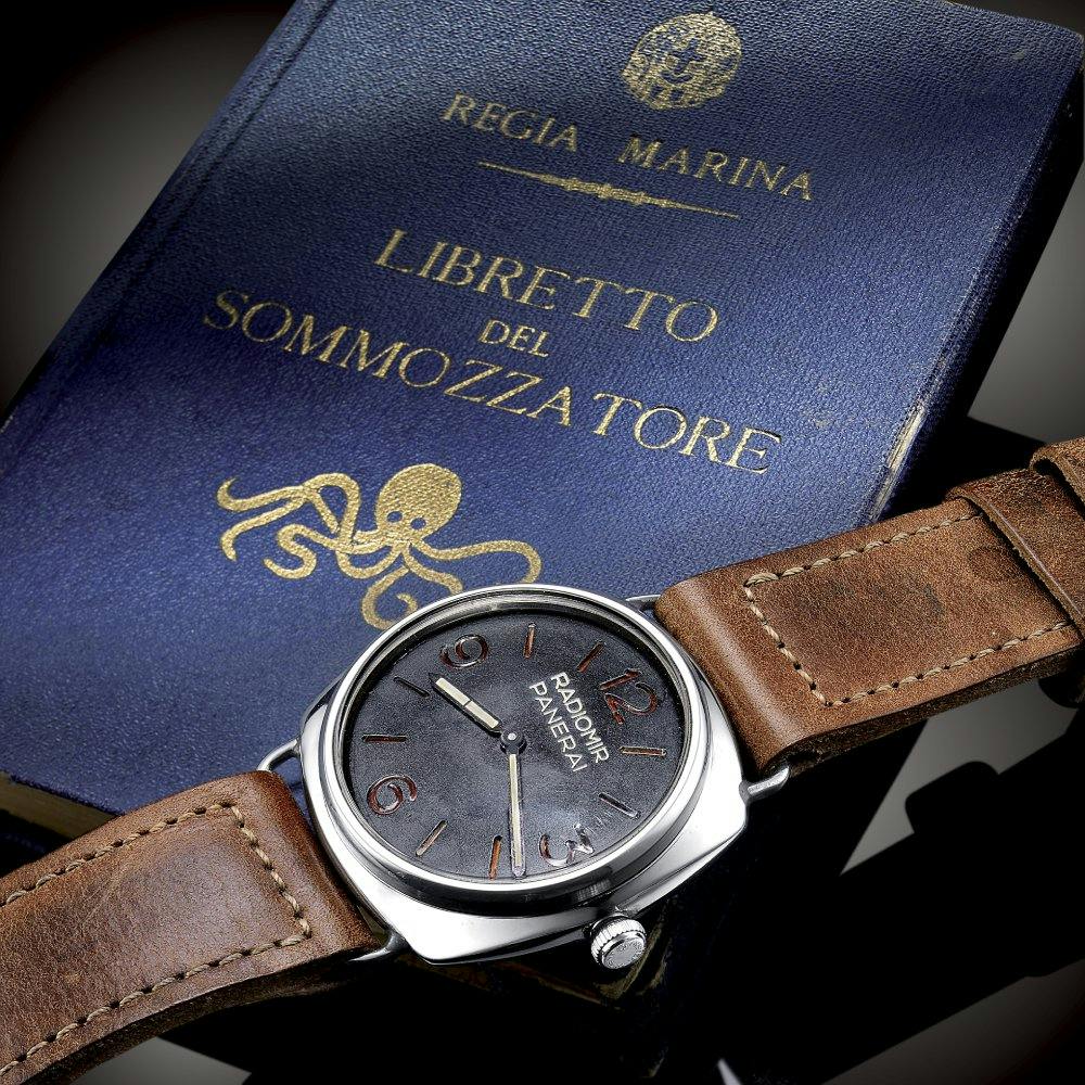 1935: Der Prototyp der Radiomir als militärische Taucheruhr wird vorgestellt. Sie ist robust, wasserdicht und hat Ziffern, die mit einer Radium- Leuch...