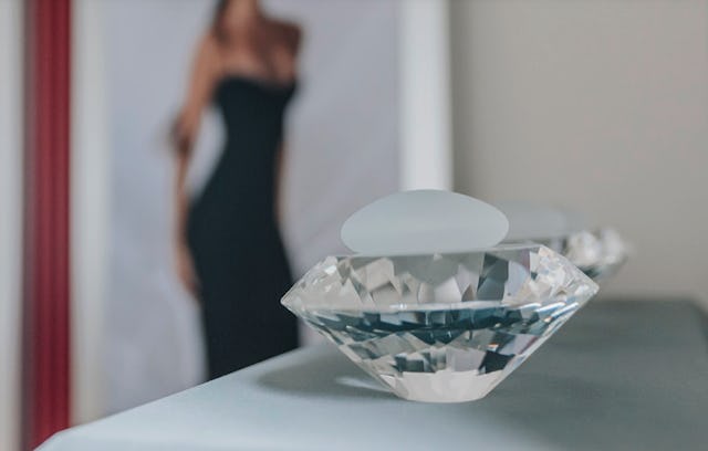 Das Implantat ist diamantförmig, aufgrund dieser Form hat eine Drehung des Implantats keine Auswirkung auf die Form der Brust.