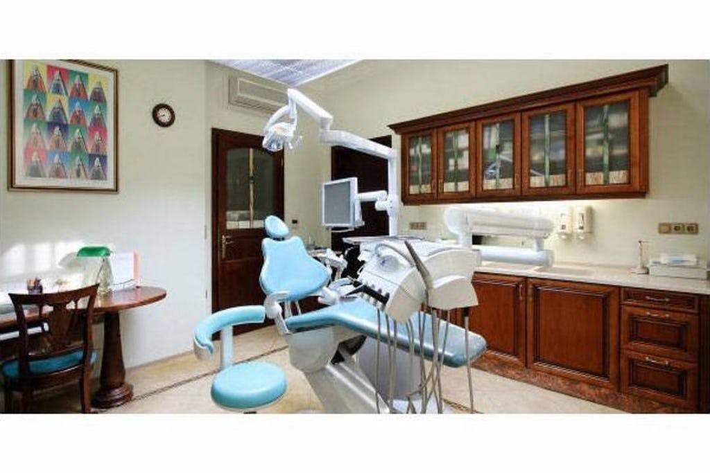 Das eigene, mit modernsten Geräten ausgerüstete zahntechnische Labor garantiert die hohe Qualiät und Präzision der individuell gestalteten Arbeiten.