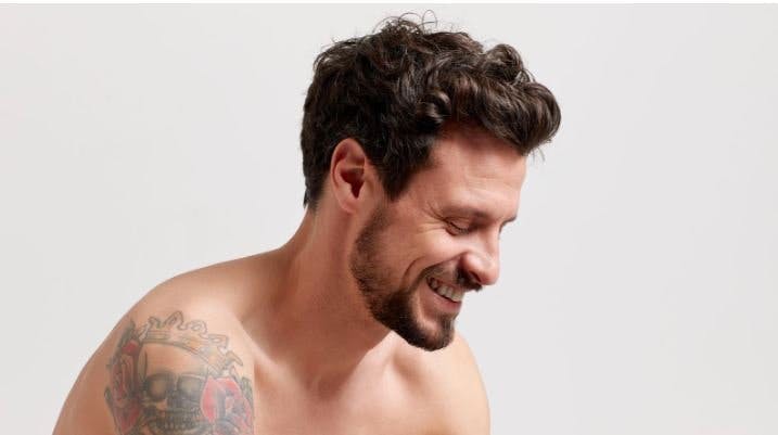 La saison des cheveux abondants: voici les raisons de faire une transplantation capillaire en automne.