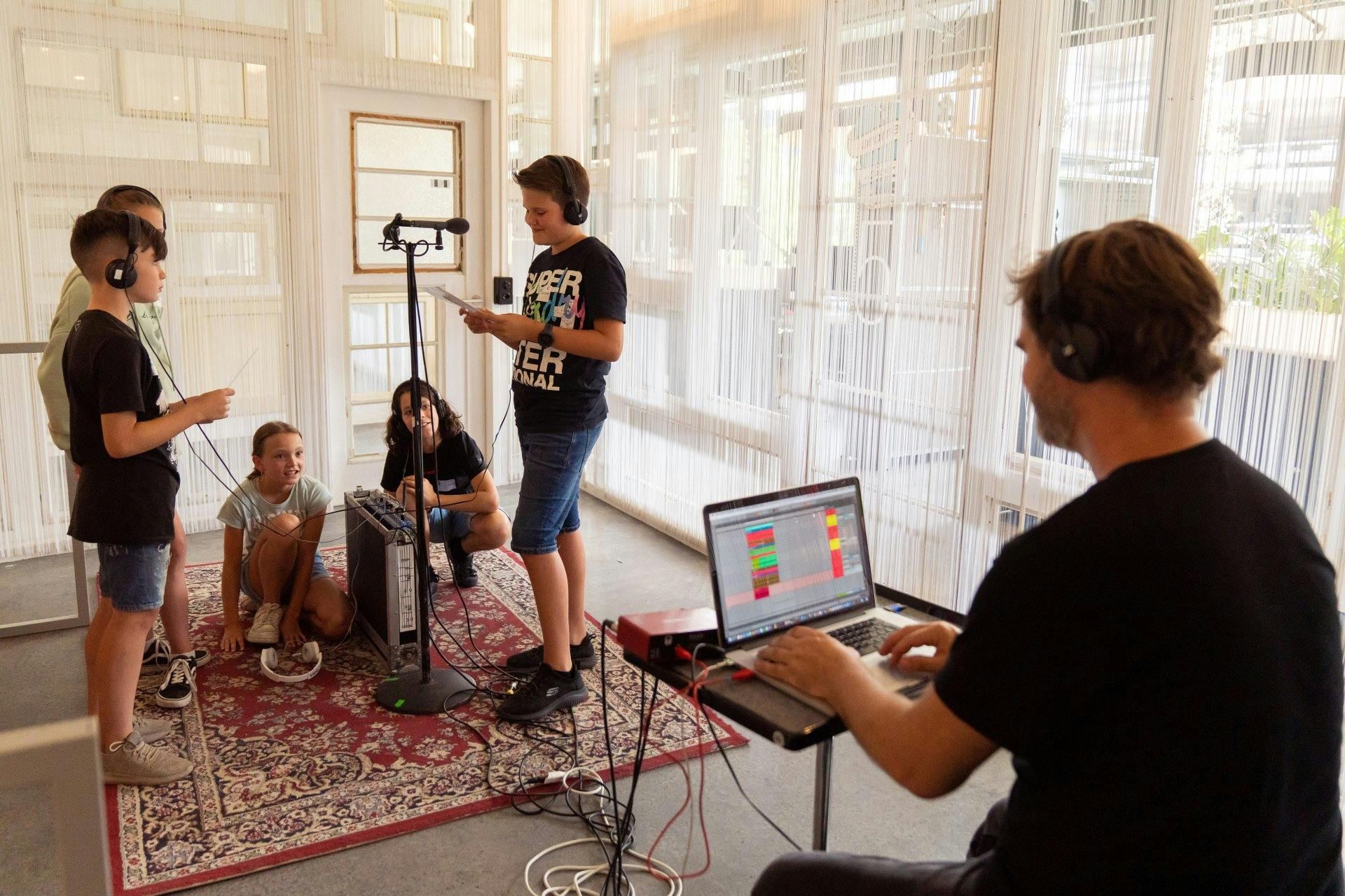 «Ich habe mich sehr auf heute gefreut. Ich bin Fan von Bligg und ihn kennenzulernen, war sehr speziell. Der Song gefällt mir auch sehr gut und ich fin...