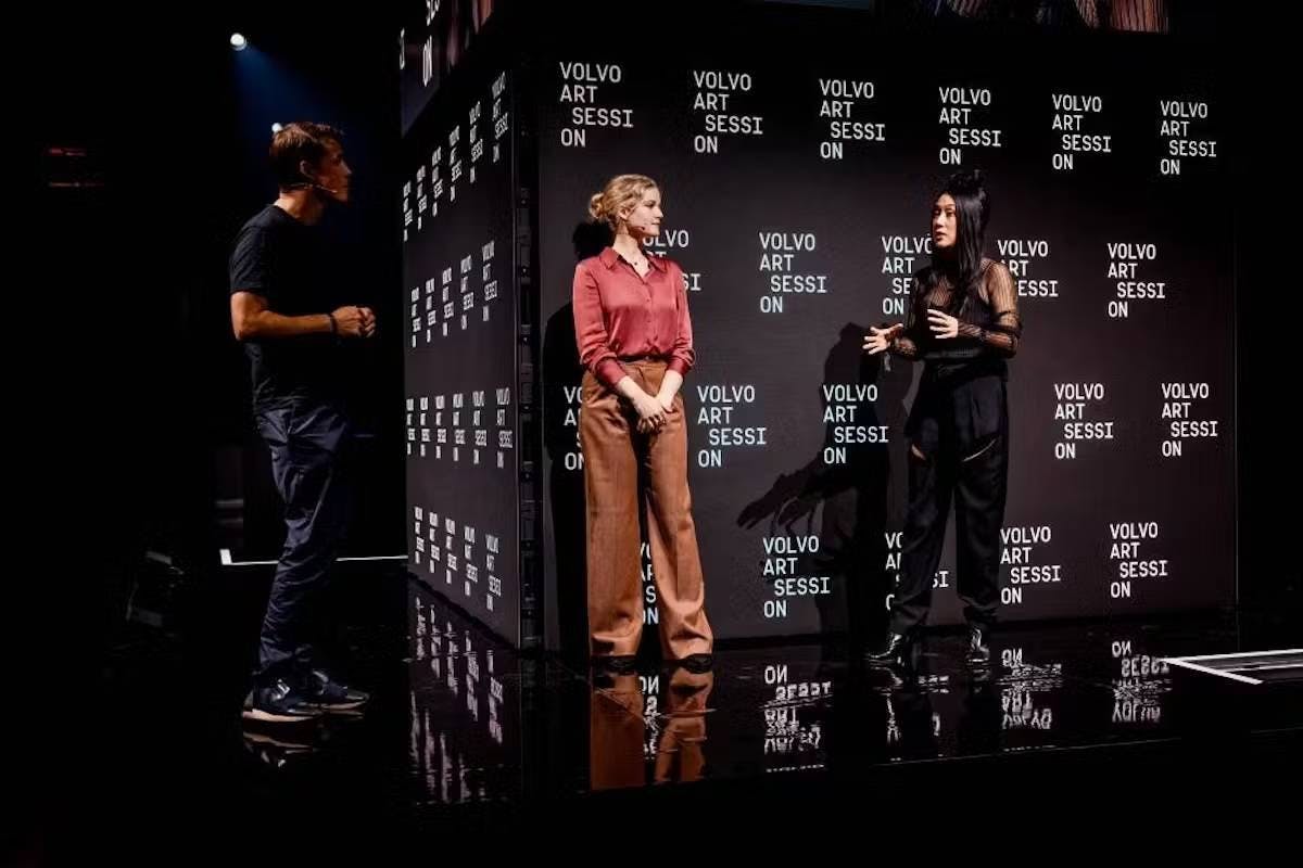 Stephan Sigrist, Charlotte Stix et Sougwen Chung sur scène lors de la Volvo Art Session 2023.