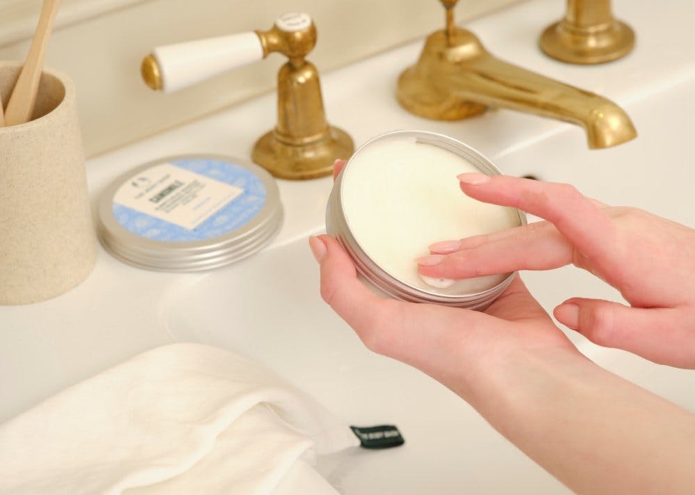 Einfache und nachhaltige Anwendung: Die Camomile Cleansing Butter von The Body Shop.