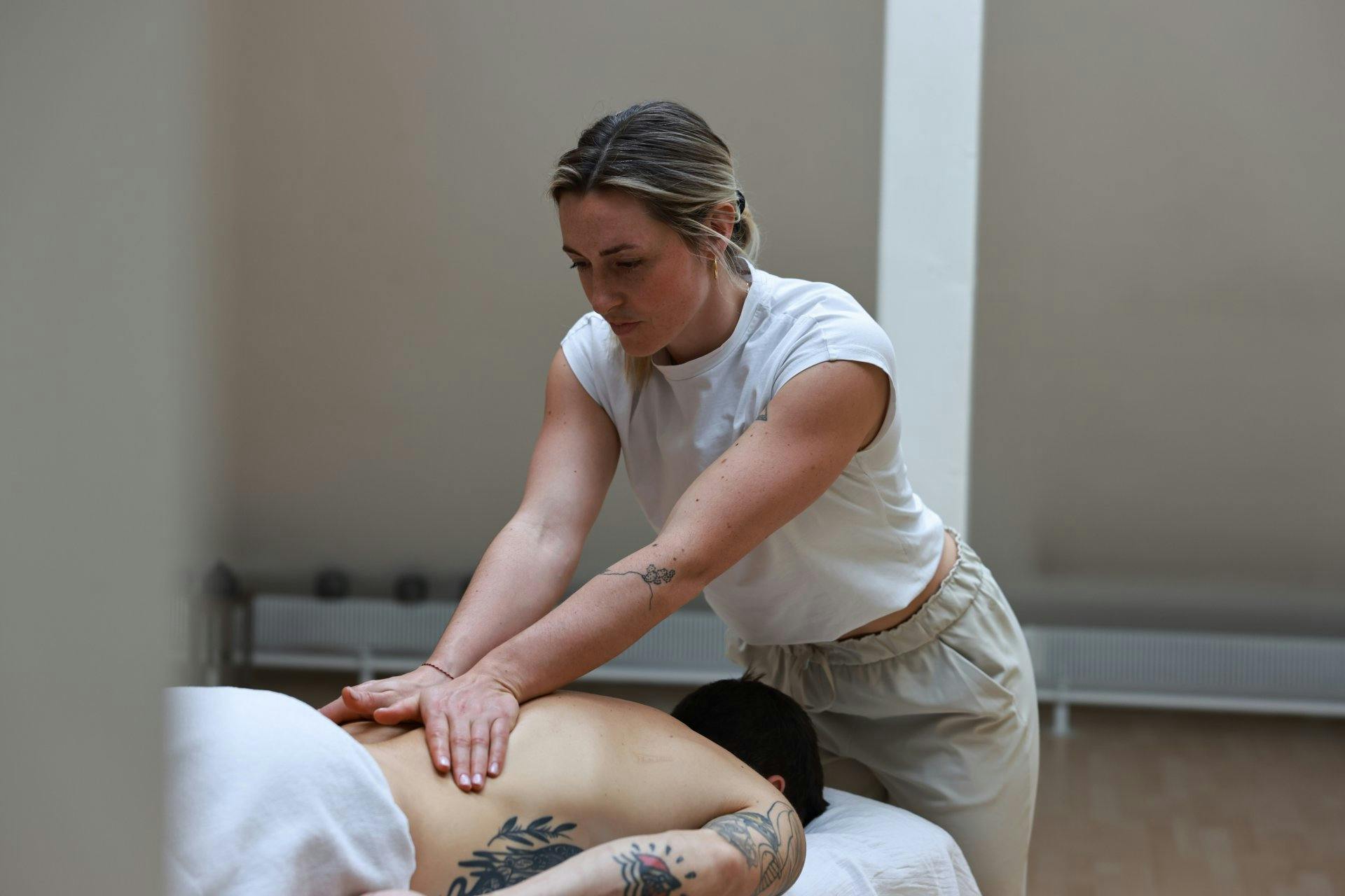 Durch klassische Massagetechniken lindert Rahel Joana Schmerzen und schafft Leichtigkeit im Alltag.