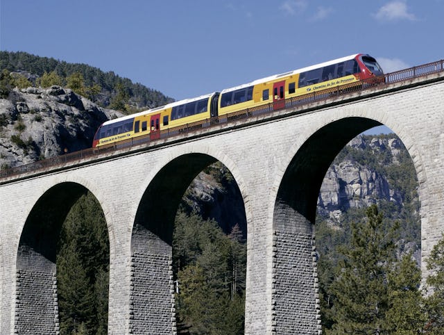 Während dieser viertägigen Reise sind Sie auf berühmten Gebirgsstrecken Europas unterwegs. Die Tenda-Linie bringt Sie an die Riviera von Nizza, mit der «Pinienzapfen-Schmalspurbahn» reisen Sie durch die Alpes Maritimes weiter in die Provence, und mit der SNCF gelangen Sie über die «Croix-Haute-Ligne» nach Grenoble. Ab Frühling 2024, ab CHF 965.-