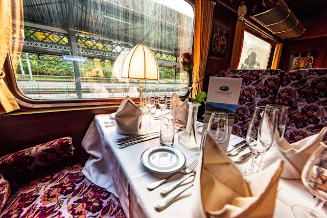 Bei dieser Reise sitzen Sie in einem nostalgischen Erste-Klasse-Viererabteil des «Suisse Train Bleu» aus den 1960er-Jahren. Der Speisewagen, wo Sie das Mittagessen einnehmen, stammt aus
dem «Prestige Continental Express».
In Würzburg übernachten Sie in einem Viersternehotel. 1.–4.12.23, ab CHF 1180.–