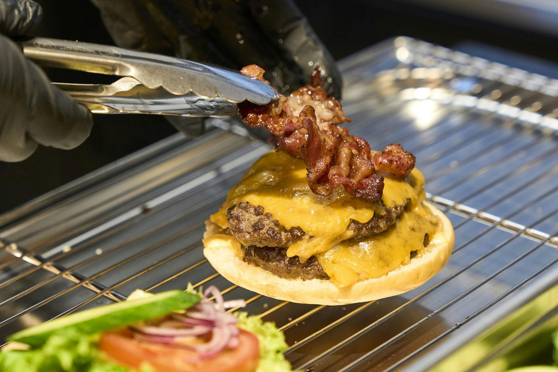 Burger mit saftigem Schweizer Fleisch bekommst du bei Paddies – Real Burger.