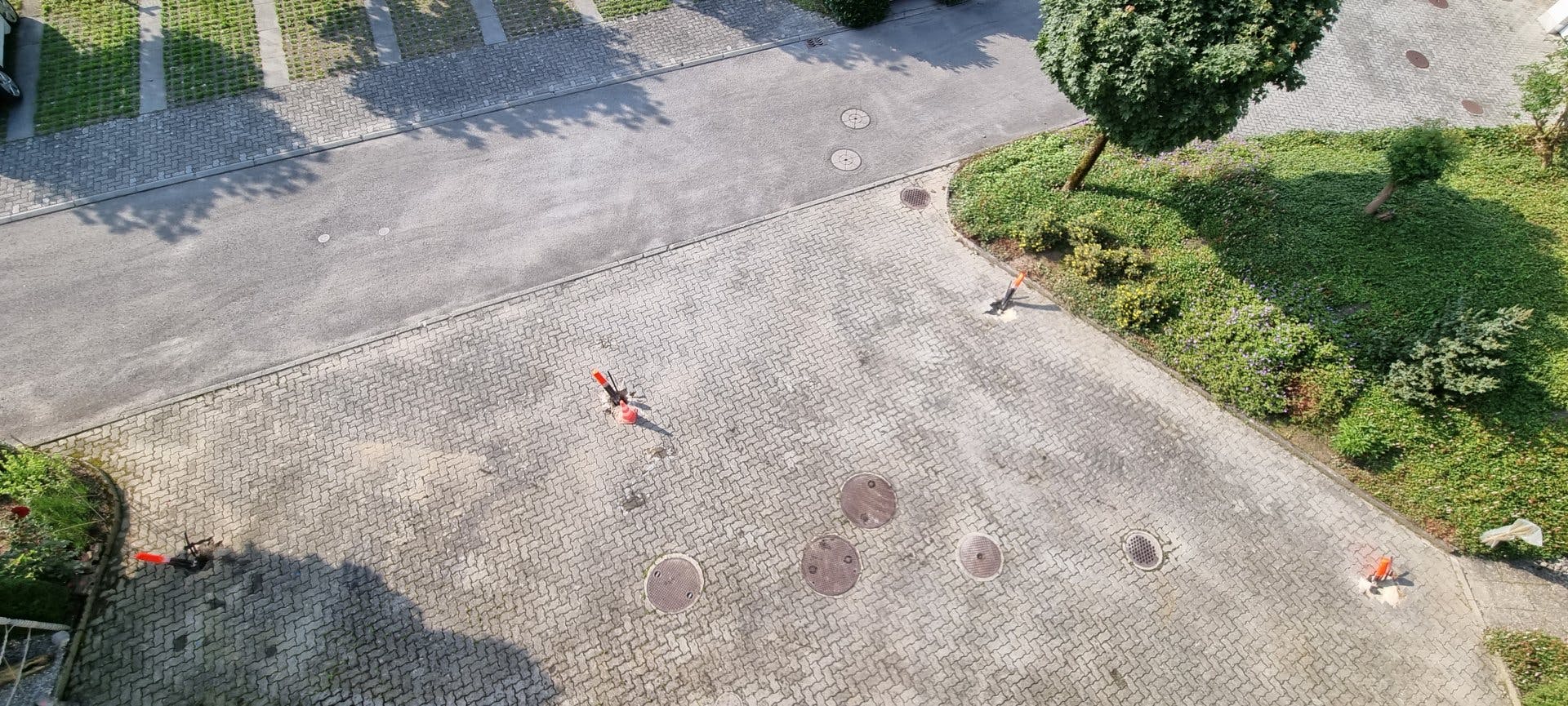 Die Löcher für die vier Erdsonden wurden auf dem Vorplatz gebohrt.