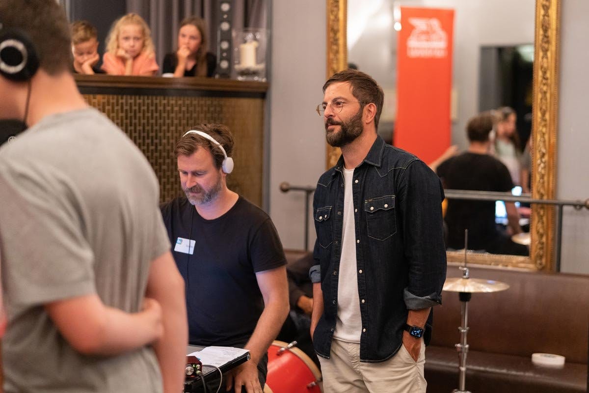 Sous le regard attentif de Bligg, les enfants ont répété la chanson.