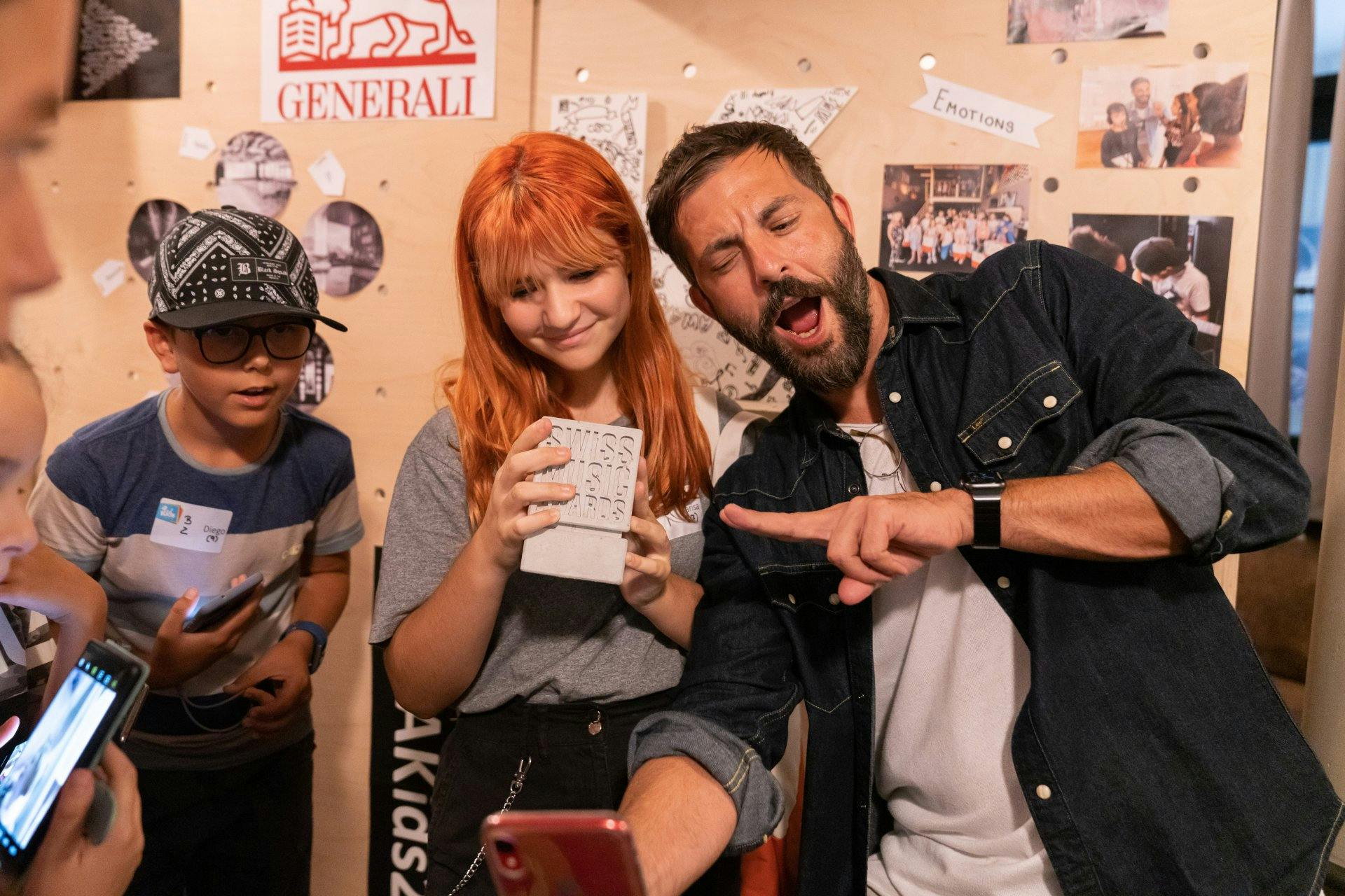 À la fin de l'événement, tous les participants ont été autorisés à prendre une photo avec Bligg pour garder un souvenir de cette journée inoubliable.
