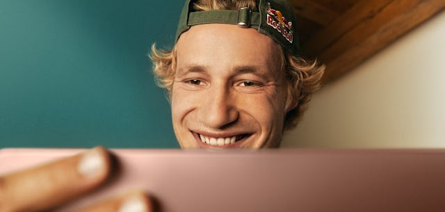 La star dello sci Marco Odermatt - un fan dell'alta velocità non solo sulle piste da sci.