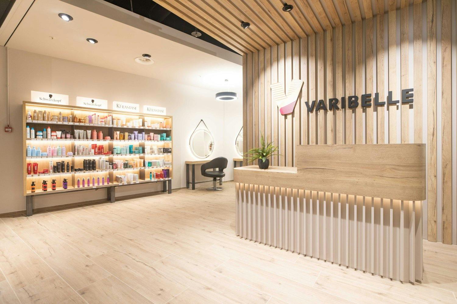 Vertraue beim Blondieren auf die Expertise der Profis: Coiffure Varibelle weiss, was Haare brauchen.