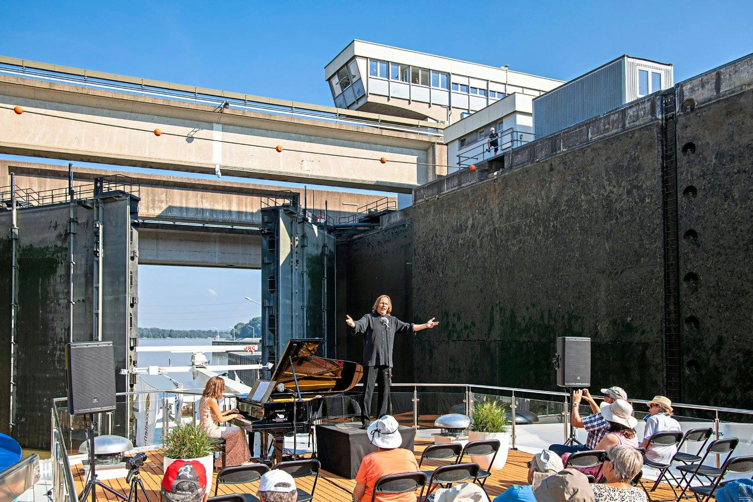 Musikfans können ein Weltexklusives Schleusenkonzert an Bord mit Burkhard von Puttkamer erleben..