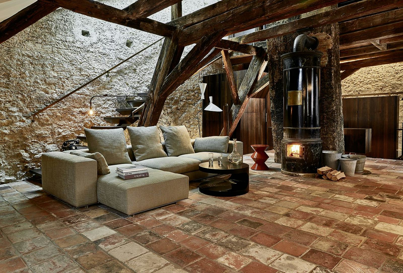 Moderne Einrichtung in mittelalterlichem Rahmen: Das Dachgeschoss des Hauses Du Bourg in Biel gleicht eher einem Gesamtkunstwerk als einer Ferienwohnung.