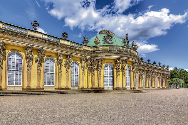 Schloss Sanssouci, auch preussisches Versailles genannt, ist das Wahrzeichen von Potsdam.