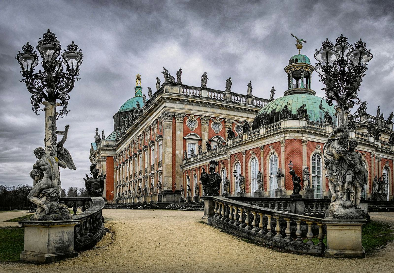 Das Neue Palais im Park Sanssouci 
beherbergt einige der schönsten Prunkräume Europas. Die beeindruckende Schlossanlage ist UNESCO Welterbe.