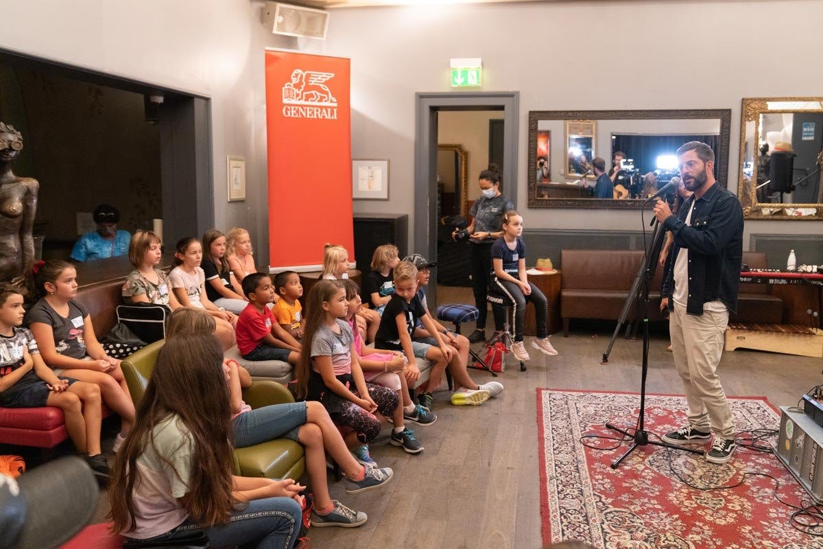 Lorsque le rappeur Bligg est arrivé, le silence s'est soudain installé dans la salle.