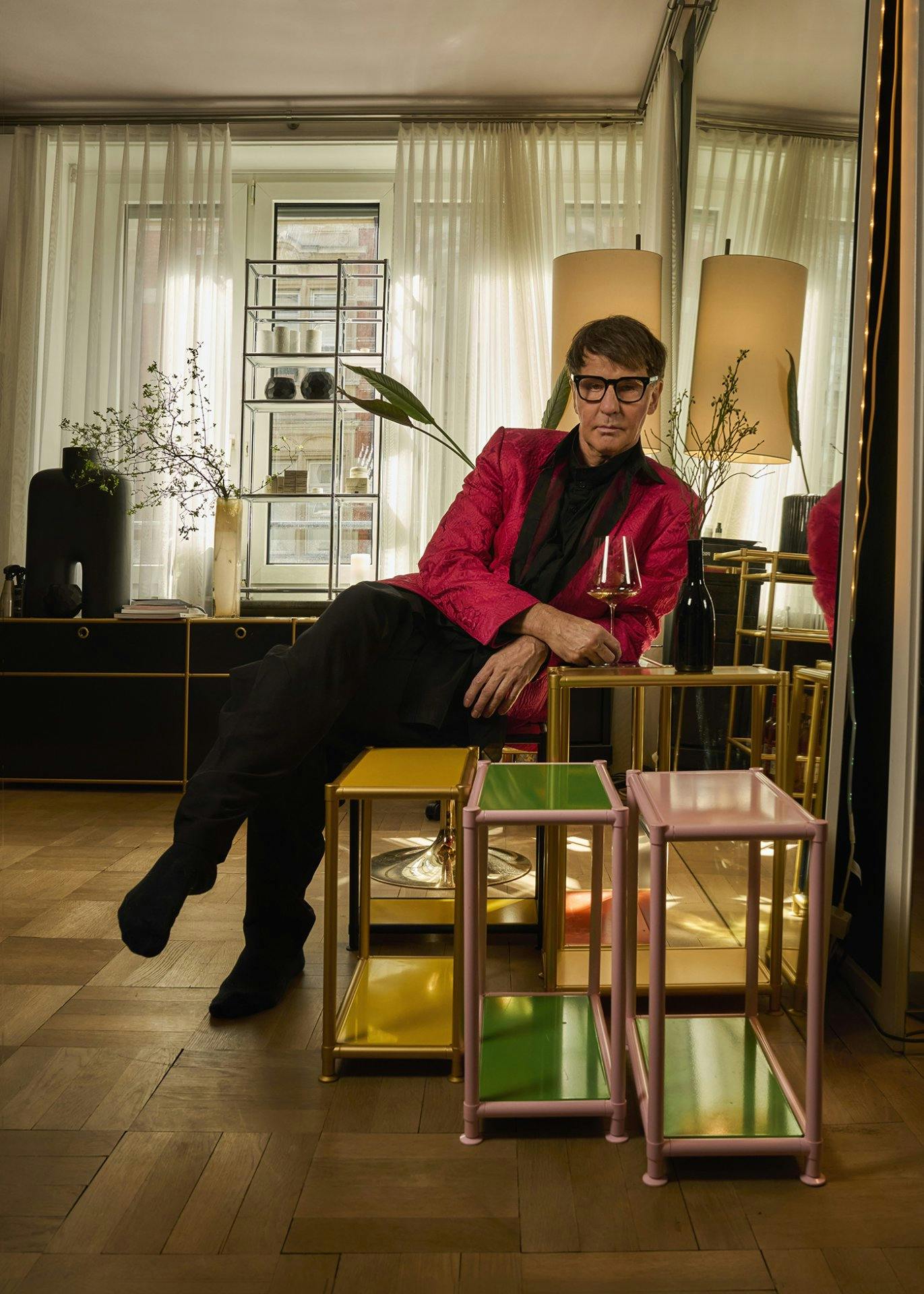 «Meine Berufung ist die Schönheit und Ästhetik»: Felix Fischer mit den von ihm designten Sideboards von System4.