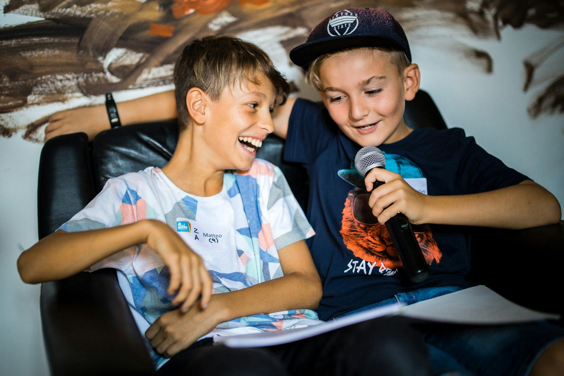 Colin (mit Kappe): «Meine Lieblingsrapper schaue ich mir gern auf YouTube an.» Matteo: «Vielleicht werde ich später mal Rapper. Ich habe heute im Work...