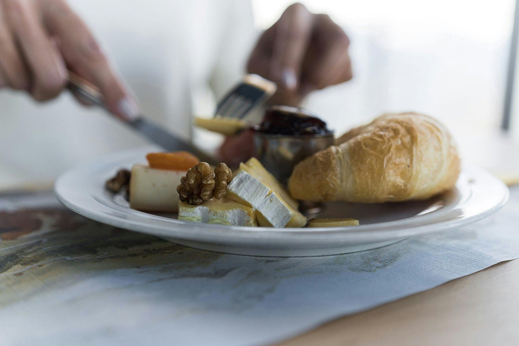 Frühstücken auf 2362 Meter über Meer – gestärkt in den Tag starten mit dem «Bärgzmorge» auf dem Niesen.