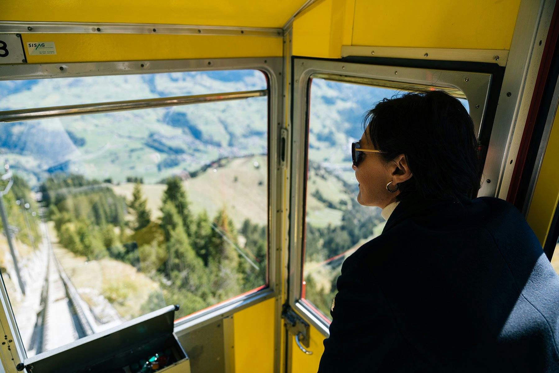Unterwegs in der nostalgischen Standseilbahn Richtung Niesen Kulm.