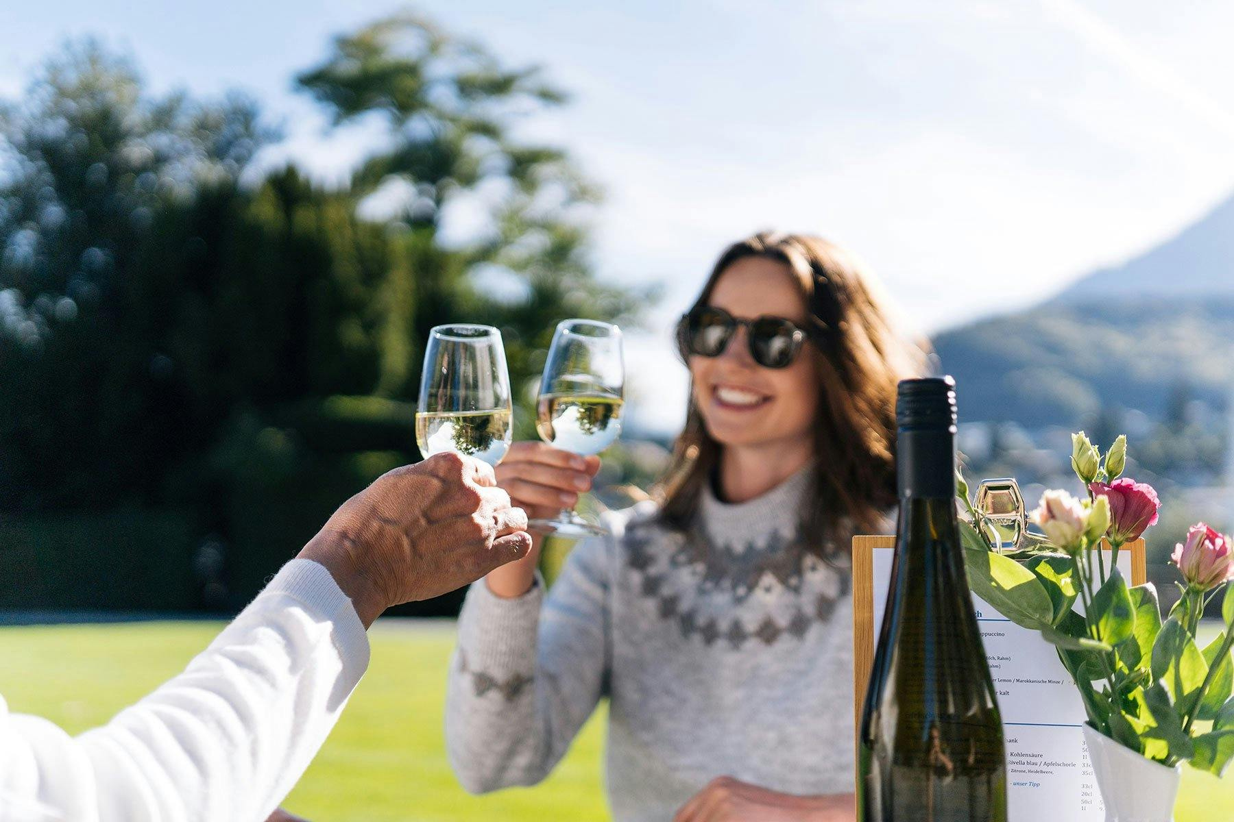 Gesundheit, Prost, Cheers! Ein Gläschen Spiezer Weisswein darf nicht fehlen.